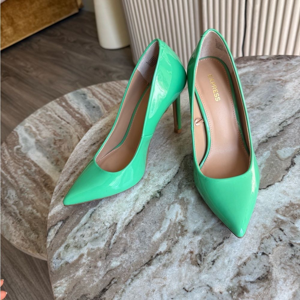 New! Express glossy Kelly Green Pointed Toe Heel Pump Size 6